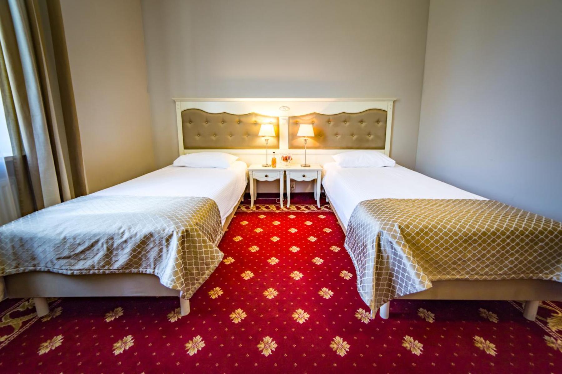 Hotel Sobienie Krolewskie Sobienie Szlacheckie Экстерьер фото