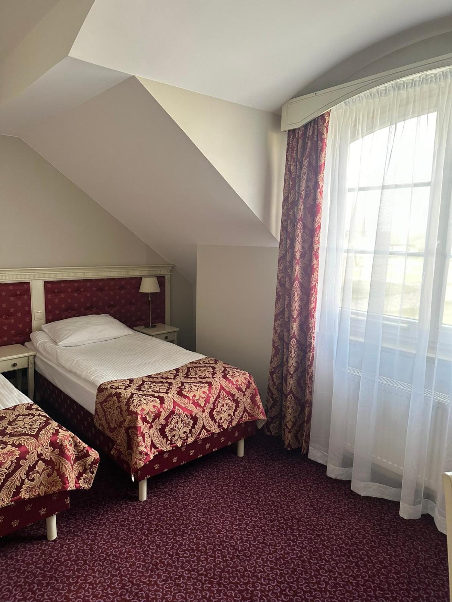 Hotel Sobienie Krolewskie Sobienie Szlacheckie Экстерьер фото