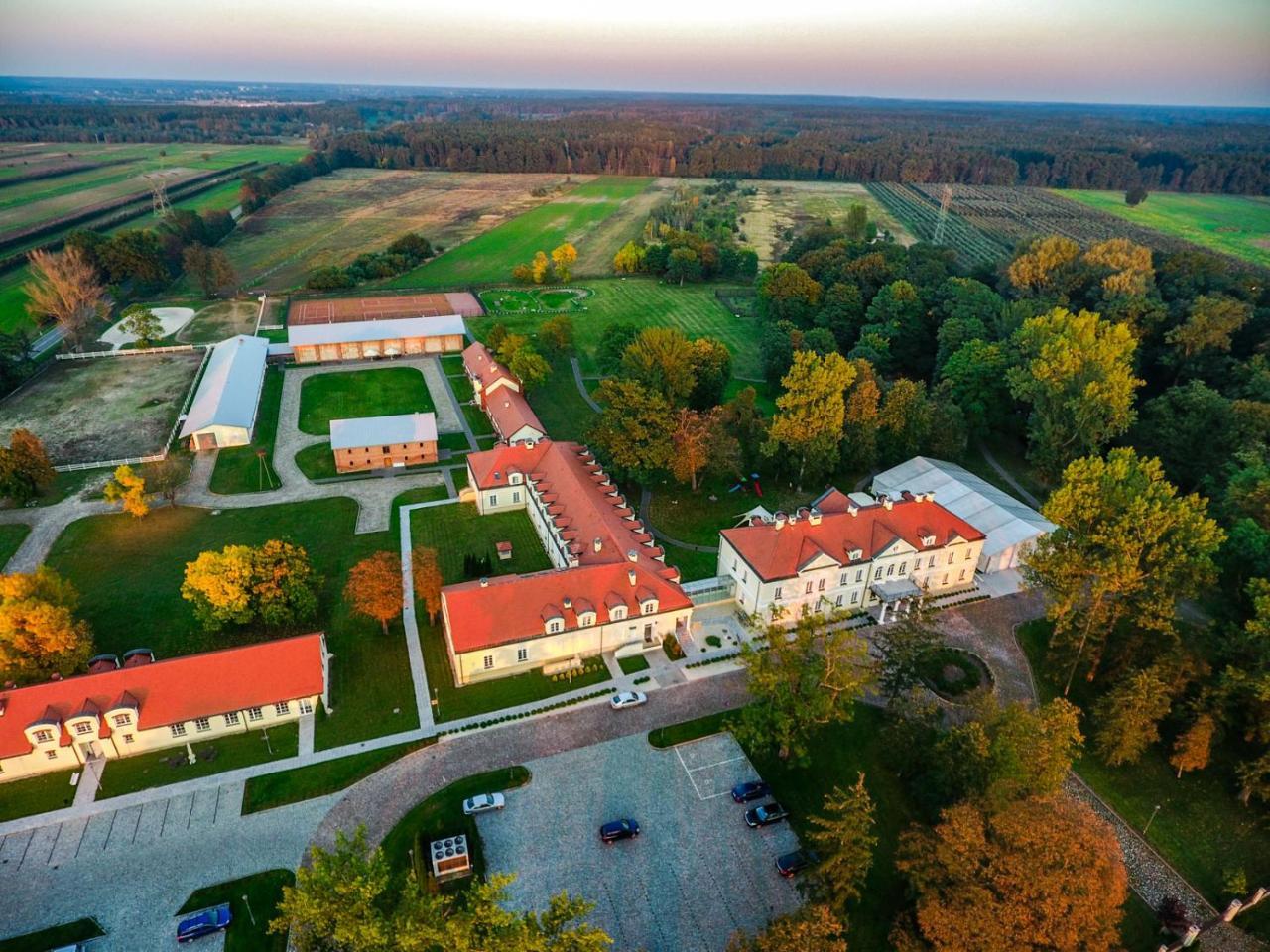 Hotel Sobienie Krolewskie Sobienie Szlacheckie Экстерьер фото