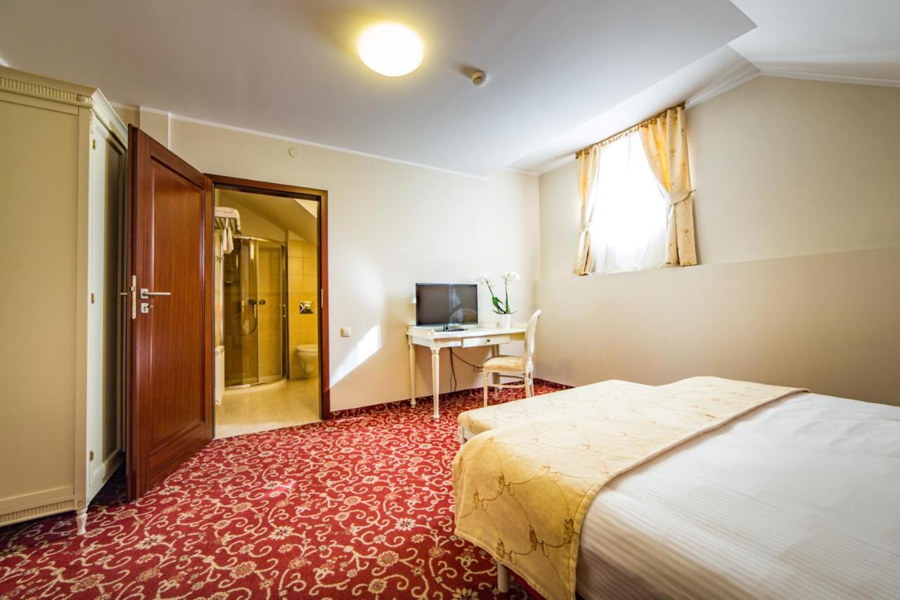 Hotel Sobienie Krolewskie Sobienie Szlacheckie Экстерьер фото