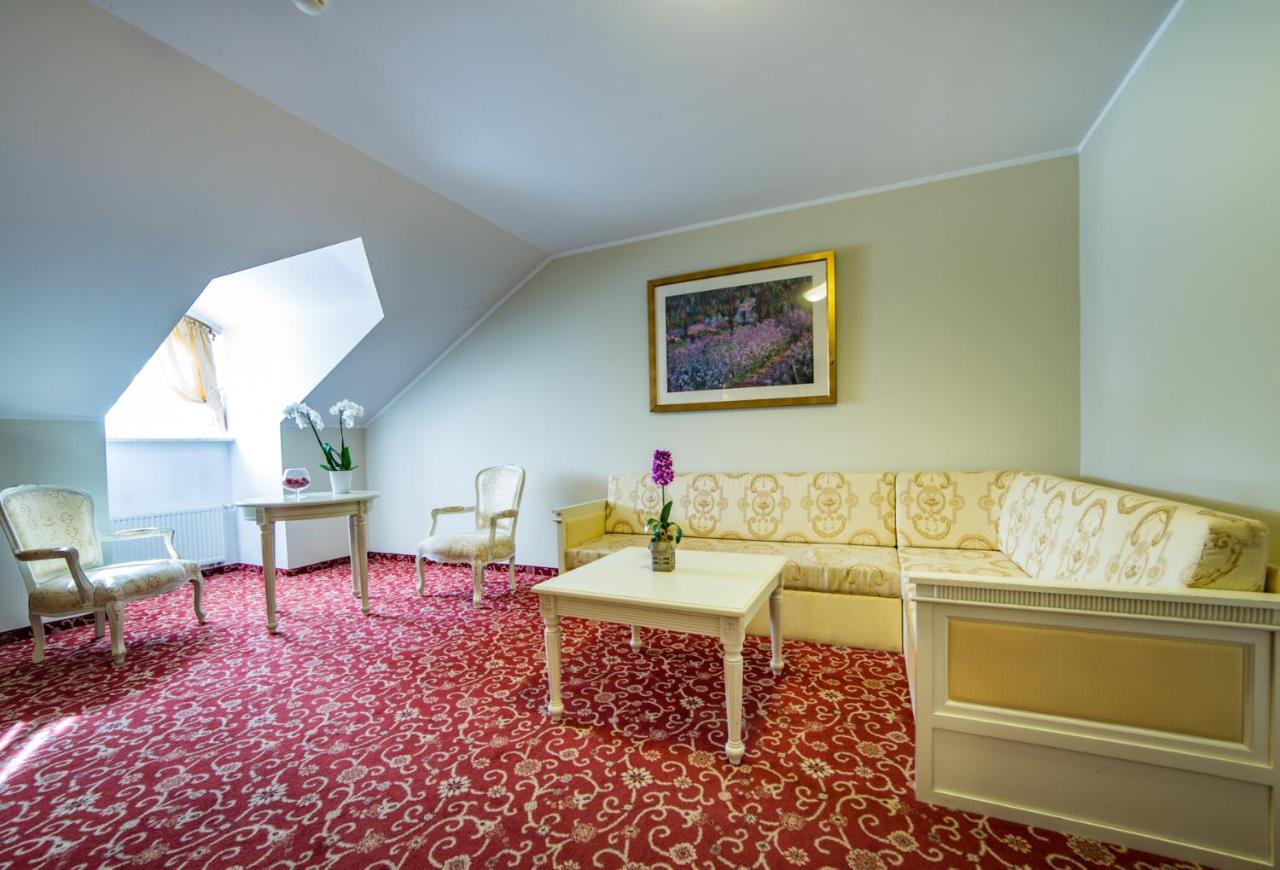 Hotel Sobienie Krolewskie Sobienie Szlacheckie Экстерьер фото